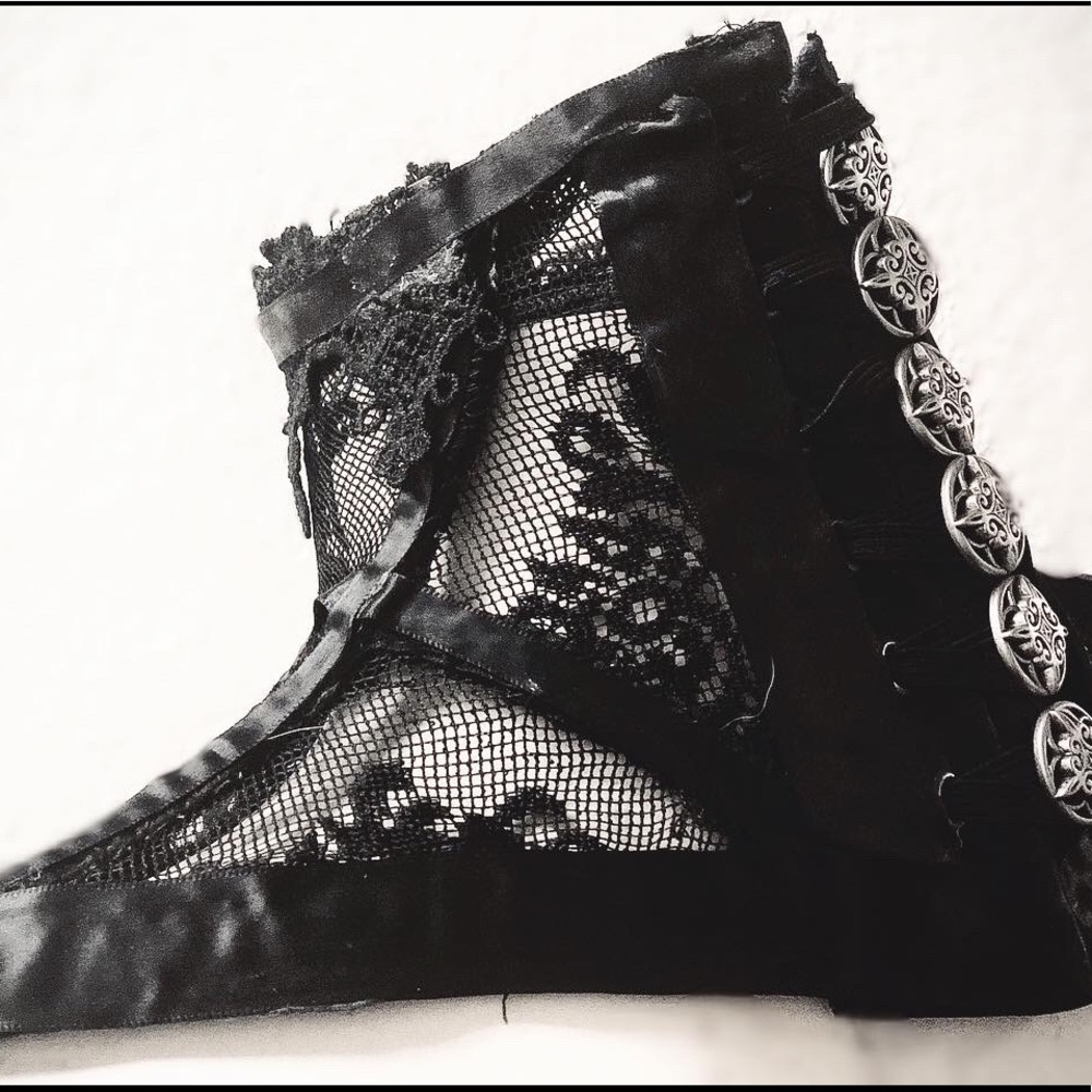 SOLD - Victorian Gothic Lace, Boned Collar Choker - Picture 2 of 4